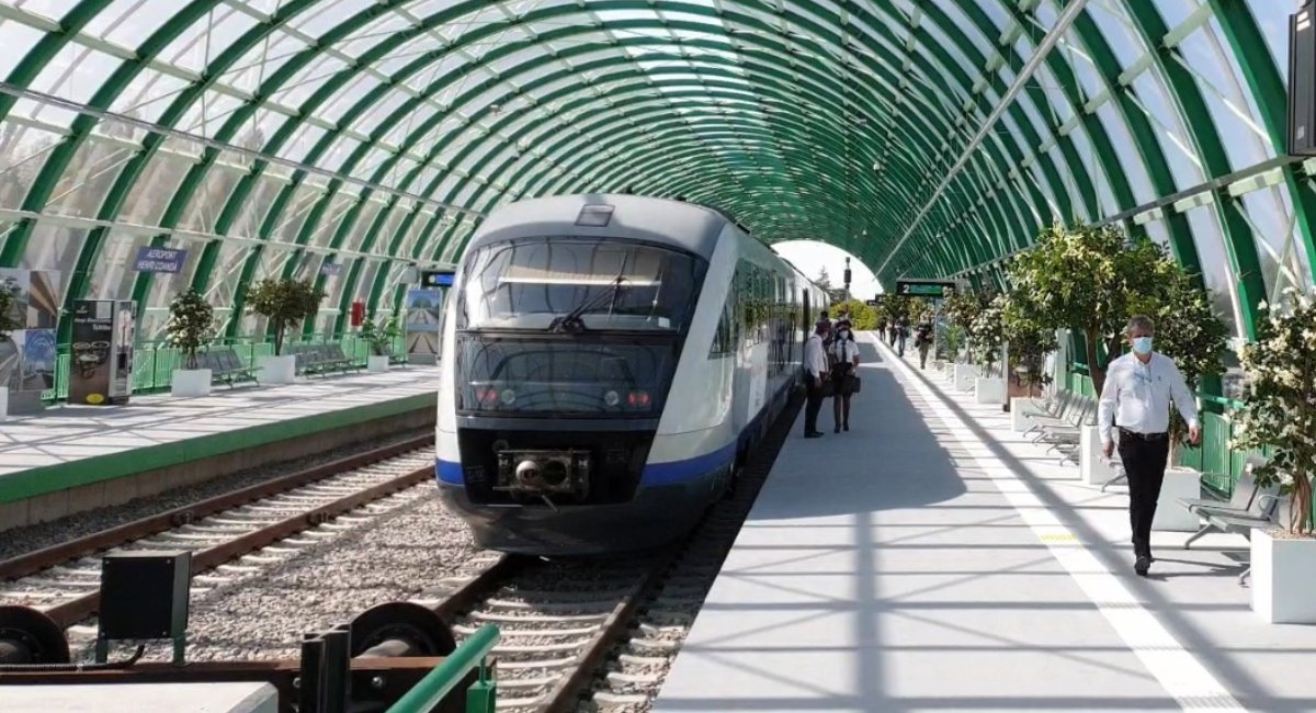 Un tren spre aeroportul Otopeni a fost trimis pe un traseu greșit din Gara de Nord din București, din cauza unei erori umane, potrivit unui raport oficial