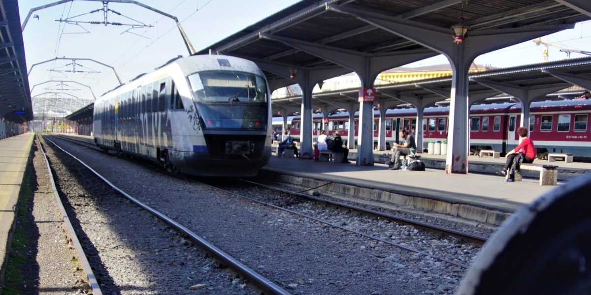 București blocat: Trenuri OPRITE după ce-un copac a rupt firul curentului