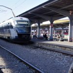 București blocat: Trenuri OPRITE după ce-un copac a rupt firul curentului