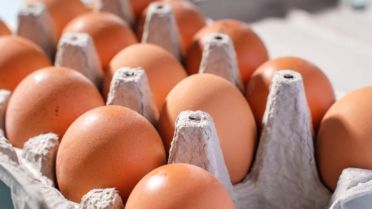 Prețurile ouălor de Paște variază semnificativ în magazinele din România, iar diferențele devin evidente în funcție de retailer, proveniență și tipul produsului, mai ales în sezonul sărbătorilor pascale