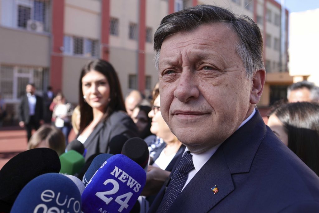Crin Antonescu dezminte implicarea în scandalul fotografiilor din campania prezidențială din 2025 Fostul candidat la alegerile prezidențiale și lider politic Crin Antonescu a susținut, într-o declarație pentru DCNews.ro, că nu a avut nicio legătură cu imaginile care au fost distribuite în preajma scrutinului din mai 2025, imagini despre care G4Media.ro a dezvăluit ulterior că au fost puse în scenă