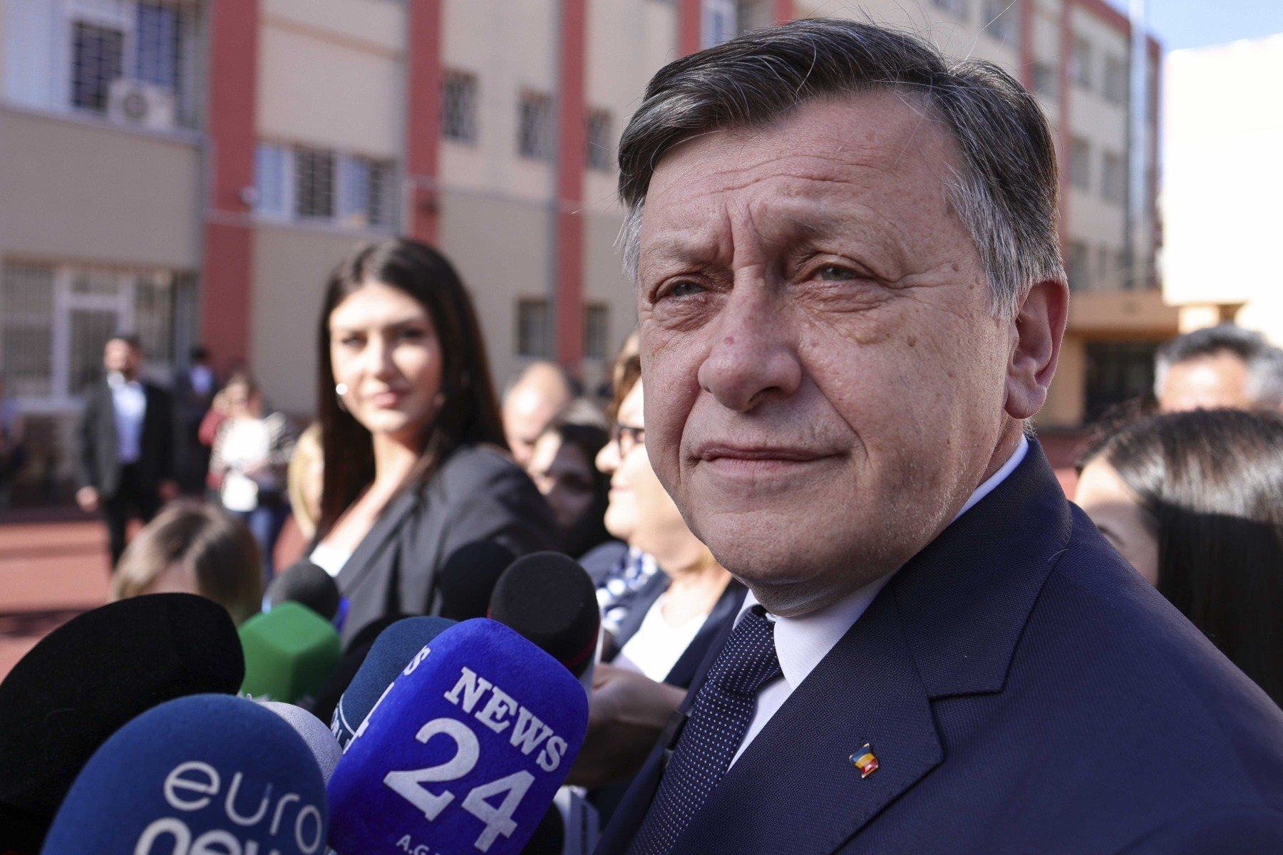 Crin Antonescu dezminte implicarea în scandalul fotografiilor din campania prezidențială din 2025 Fostul candidat la alegerile prezidențiale și lider politic Crin Antonescu a susținut, într-o declarație pentru DCNews.ro, că nu a avut nicio legătură cu imaginile care au fost distribuite în preajma scrutinului din mai 2025, imagini despre care G4Media.ro a dezvăluit ulterior că au fost puse în scenă