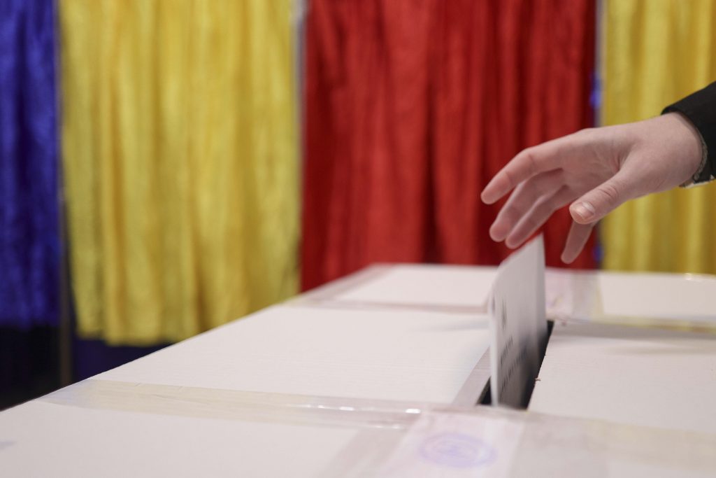 Bucureșteni, la urne: Sondaj CURS despre vot și demisia lui Bolojan