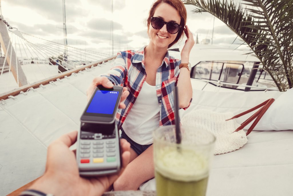 Visa deschide calea cumpărăturilor bazate pe inteligență artificială pentru companii din întreaga lume Visa, gigantul mondial în domeniul plăților digitale, a lansat o nouă soluție, denumită „Intelligent Commerce Connect”, menită să faciliteze accesul companiilor la comerțul bazat pe inteligența artificială (AI)