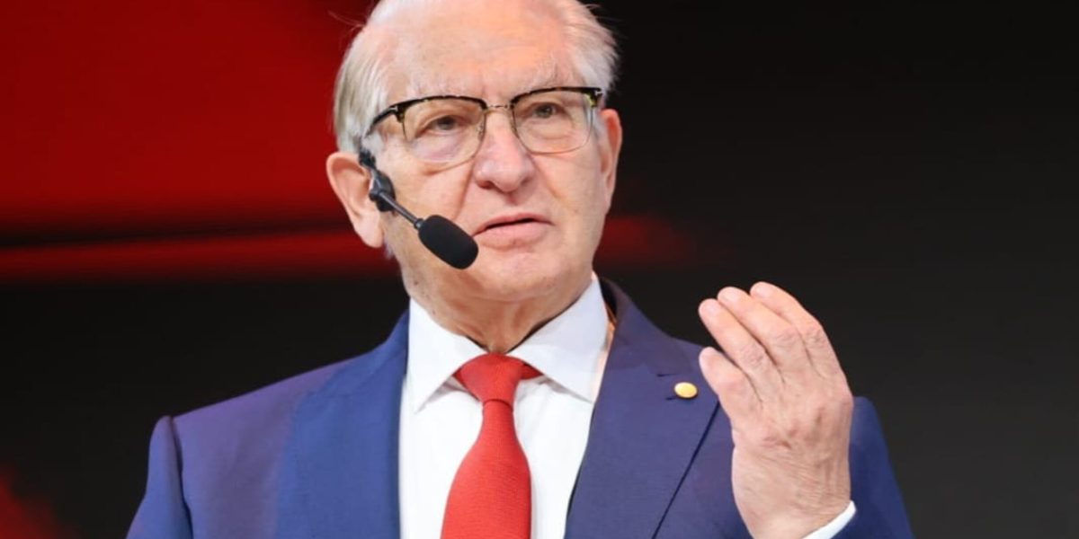 Când mâncăm cozonac și mielul de Paște? Răspunsul medicului Vlad Ciurea