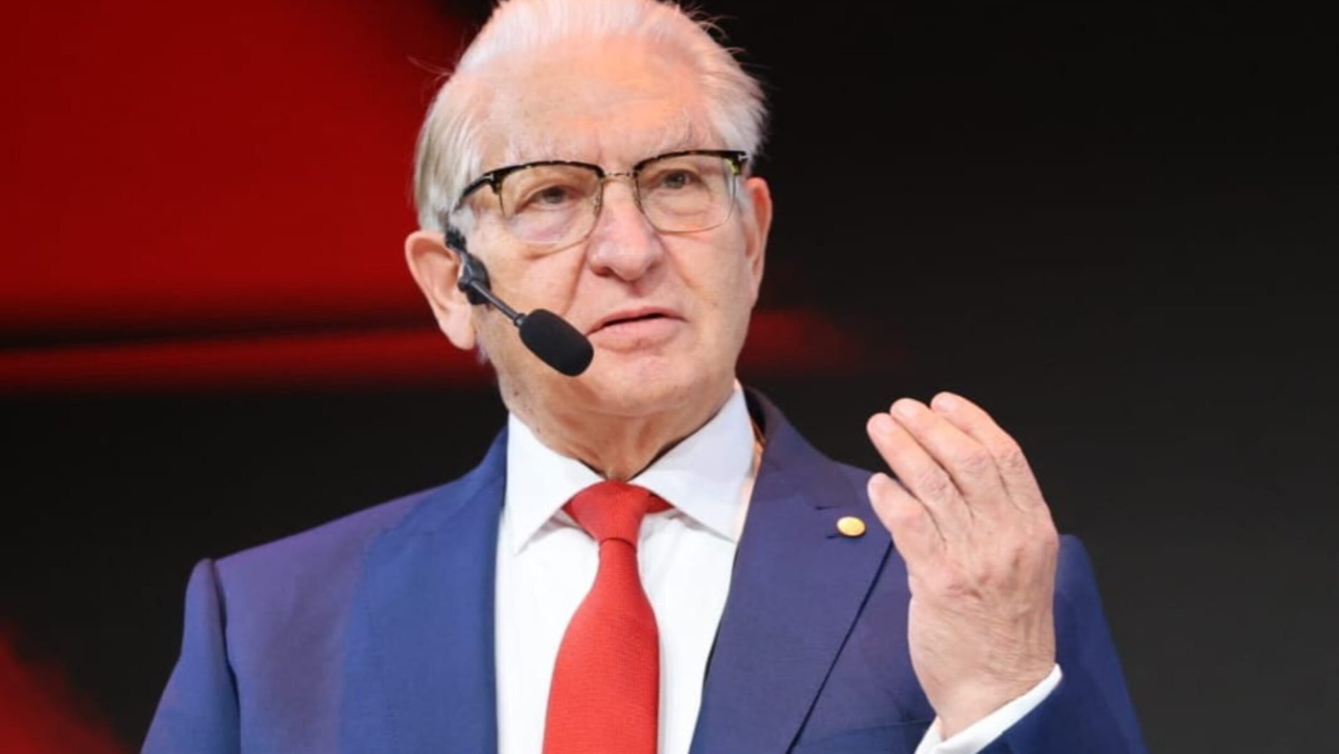 Când mâncăm cozonac și mielul de Paște? Răspunsul medicului Vlad Ciurea