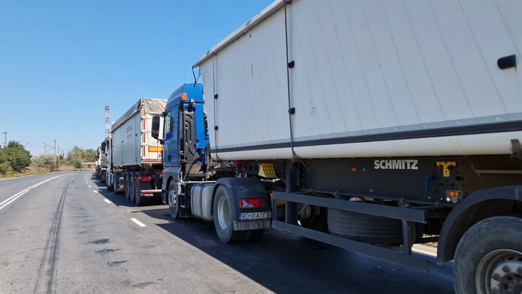 Scumpirea carburanților: Transportatorii, limitați la 82 km/oră!