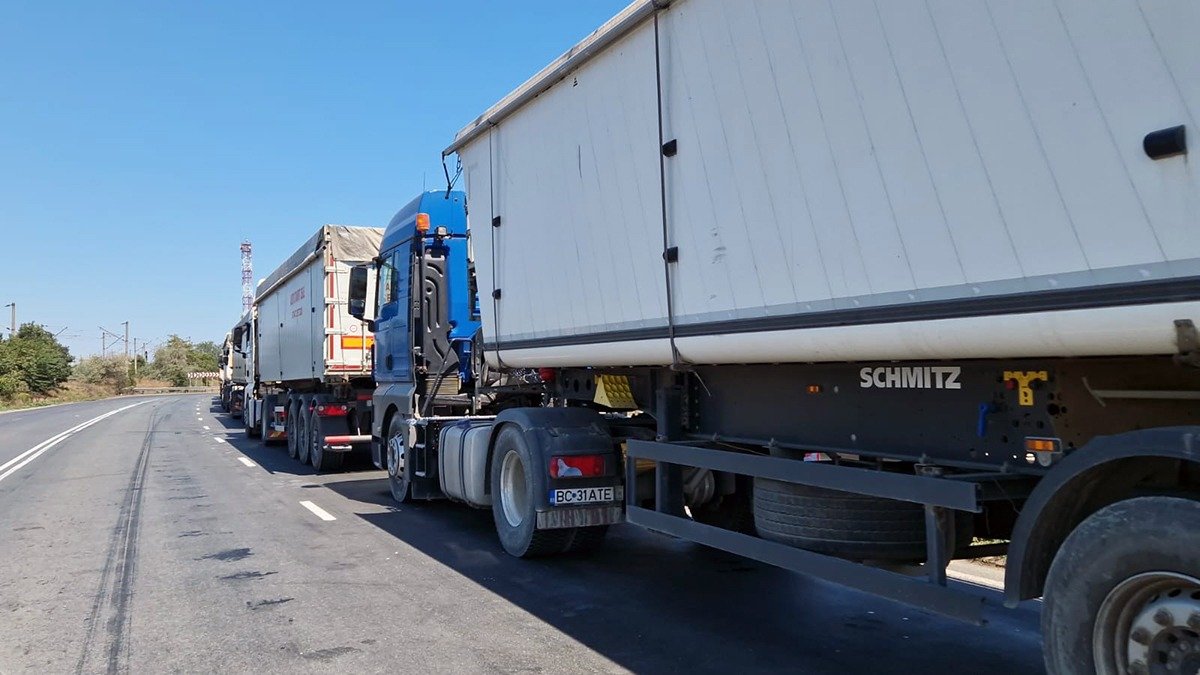 Scumpirea carburanților: Transportatorii, limitați la 82 km/oră!