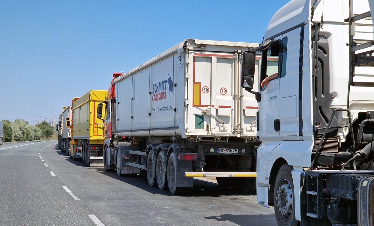 Restricții pentru vehiculele grele pe drumurile naționale și autostrăzi în perioada Sărbătorilor Pascale din 2026 Circulația vehiculelor rutiere cu masa totală maximă autorizată mai mare de 7,5 tone va fi restricționată pe mai multe sectoare de drumuri naționale și autostrăzi în intervalul 9 – 13 aprilie 2026