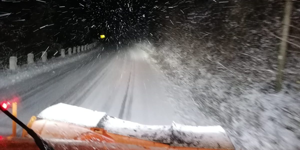 Zăpadă, ger și utilaje: DN7A, blocat în Vâlcea