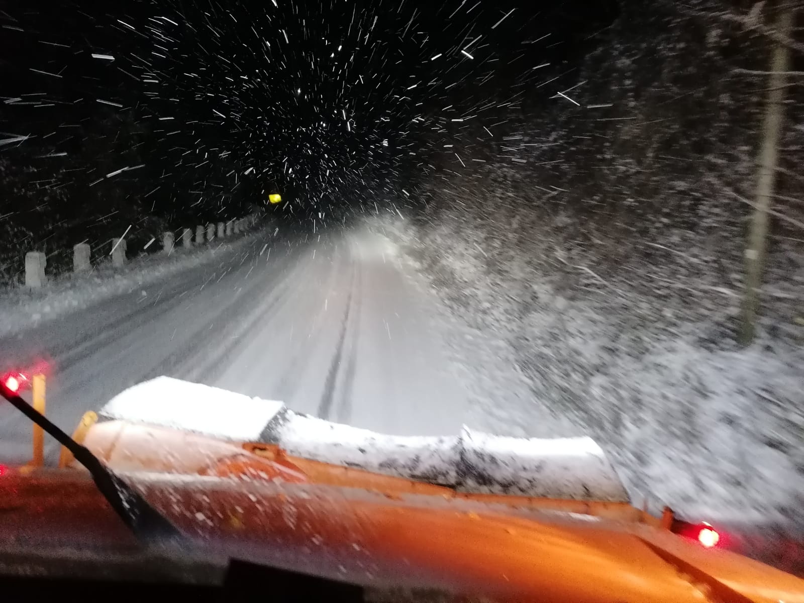 Zăpadă, ger și utilaje: DN7A, blocat în Vâlcea
