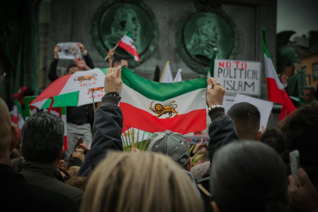 Președintele SUA amenință Iranul cu schimbarea de regim și o eventuală revoluție Președintele SUA a lansat marți, 7 aprilie, o declarație extrem de dură la adresa Iranului, în care a afirmat că schimbarea de regim în statul Islamic a avut deja loc