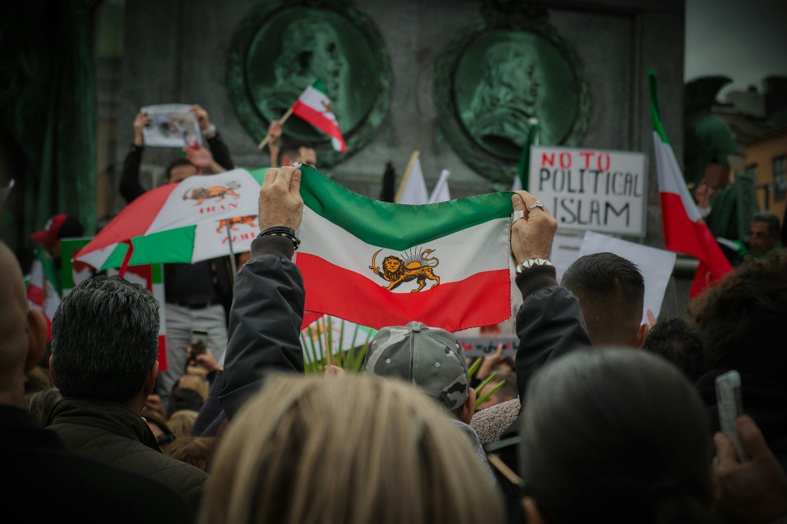 Președintele SUA amenință Iranul cu schimbarea de regim și o eventuală revoluție Președintele SUA a lansat marți, 7 aprilie, o declarație extrem de dură la adresa Iranului, în care a afirmat că schimbarea de regim în statul Islamic a avut deja loc