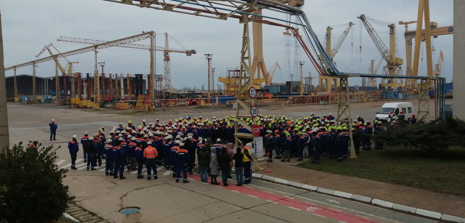 Aproape 4.700 de angajați de la Liberty Galați, Damen Shipyards Mangalia și Romaero București vor primi salariile restante Aproape 4.700 de angajați de la Liberty Galați, Damen Shipyards Mangalia și Romaero București vor primi salariile restante aferente ultimelor trei luni, înainte de sărbătorile de Paște