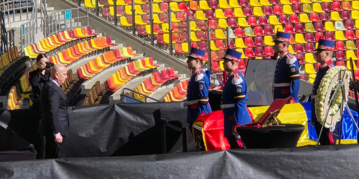 Ultimul omagiu: Daniel Pancu, în genunchi la sicriul lui Mircea Lucescu pe Arena Națională