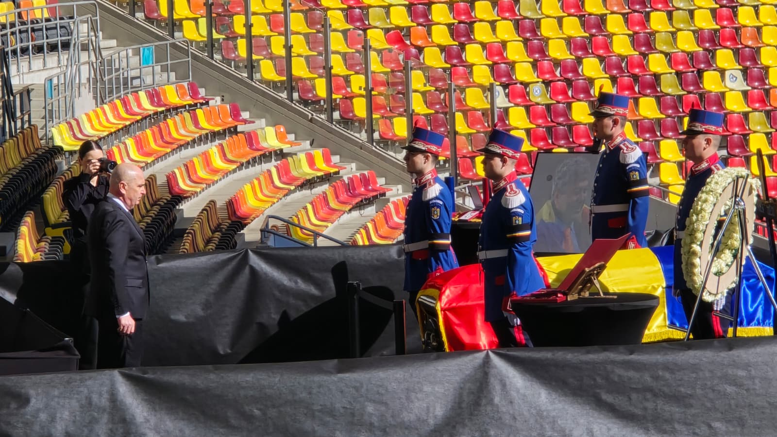 Sicriul lui Mircea Lucescu a fost depus joi la Arena Națională din București, oferind posibilitatea publicului de a aduce un ultim omagiu legendarului antrenor