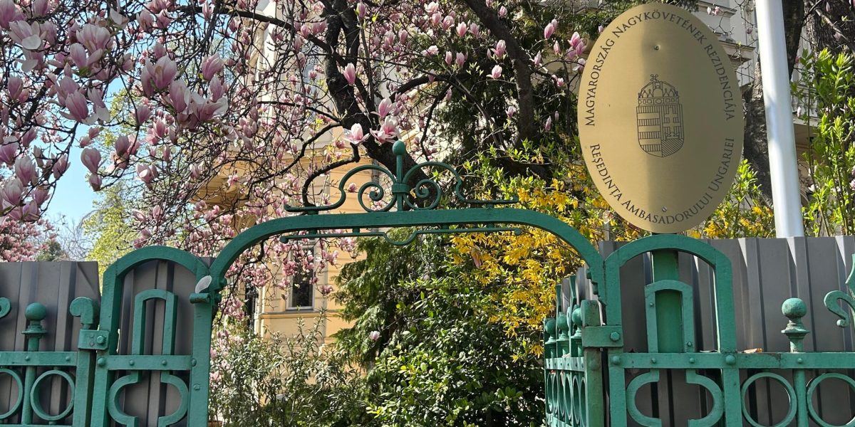 Reportaj: Cum a fost trăită înfrângerea lui Orban la Ambasada Ungariei din București