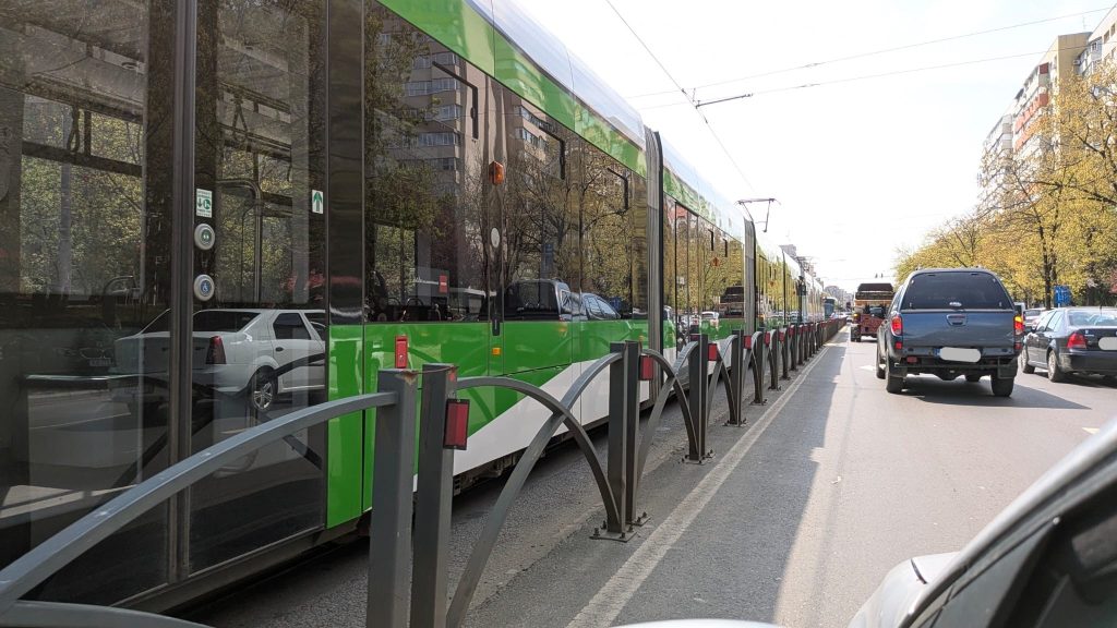 Linia 21, blocată pe Șos. Colentina: Un călător STB, victimă a aglomerației, are nevoie de ajutor