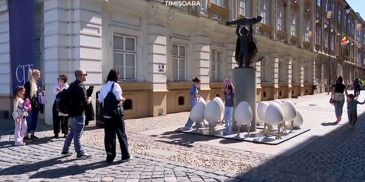 Ouăle de Paște ÎMPĂRȚ Bucureștiul: 7.000 de euro vs. statuie cu mesaj la Timișoara