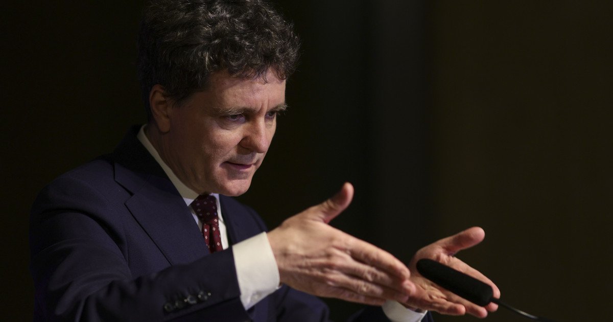 Nicuşor Dan explică situația crizei combustibililor și măsurile statului Nicuşor Dan, primarul Capitalei, a abordat recent criza combustibililor într-o conferință de presă susținută la sediul administrației locale