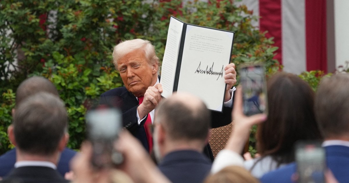 Președintele american Donald Trump a semnat joi decrete executive care impun noi taxe vamale asupra unor medicamente importate și modifică cele existente pentru metale, marcând astfel exact un an de la inițiativa sa de taxa globală