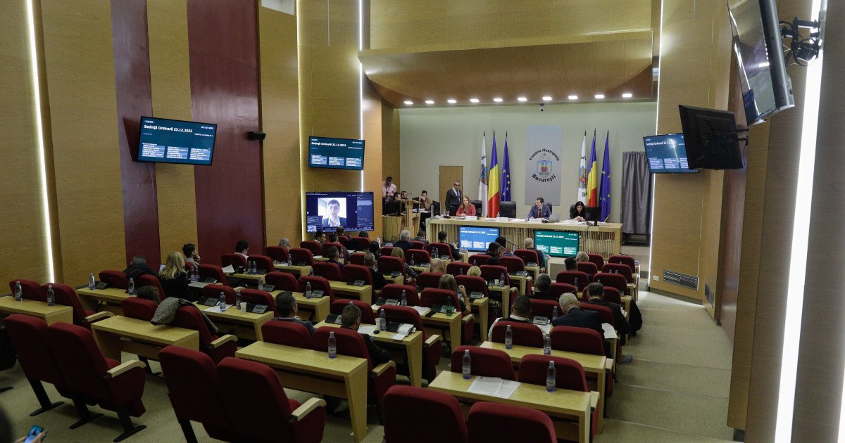 Consiliul General al Municipiului București (CGMB) a aprobat, joi, cu 42 de voturi „pentru”, 7 abțineri și un vot împotrivă, proiectul de reorganizare a aparatului de specialitate al primarului general, care prevede reducerea numărului total de posturi de la 1.272 la 848 și desființarea a peste o sută de locuri de muncă