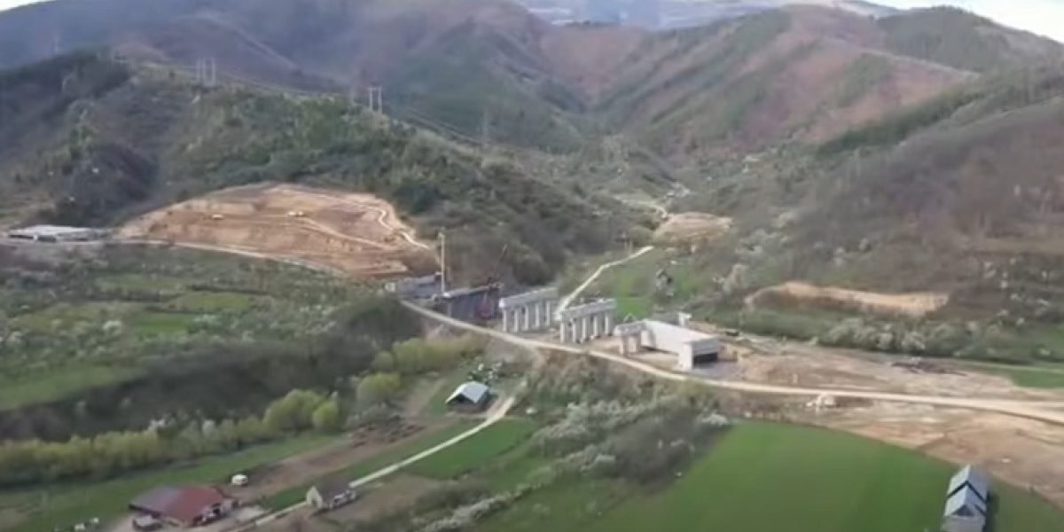 Au început săpăturile pentru un nou tunel pe autostrada Sibiu-Pitești (A1) Compania Națională de Administrare a Infrastructurii Rutiere (CNAIR) a anunțat oficial, prin intermediul unui mesaj publicat pe Facebook, că lucrările de foraj pentru un nou tunel pe autostrada Sibiu-Pitești (A1) au fost demarate recent