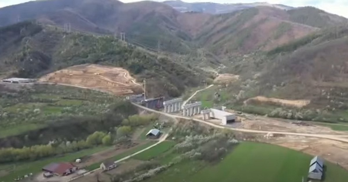 Au început săpăturile pentru un nou tunel pe autostrada Sibiu-Pitești (A1) Compania Națională de Administrare a Infrastructurii Rutiere (CNAIR) a anunțat oficial, prin intermediul unui mesaj publicat pe Facebook, că lucrările de foraj pentru un nou tunel pe autostrada Sibiu-Pitești (A1) au fost demarate recent