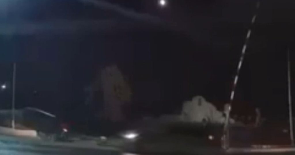 Un suporter Dinamo, victima unui atac violent în Capitală Un incident grav a avut loc în București, unde un suporter al echipei Dinamo a fost victima unui atac violent, ce a culminat cu un accident rutier