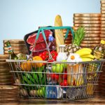 Cumpărăturile, în cădere liberă: Inflația mușcă din buzunarele românilor