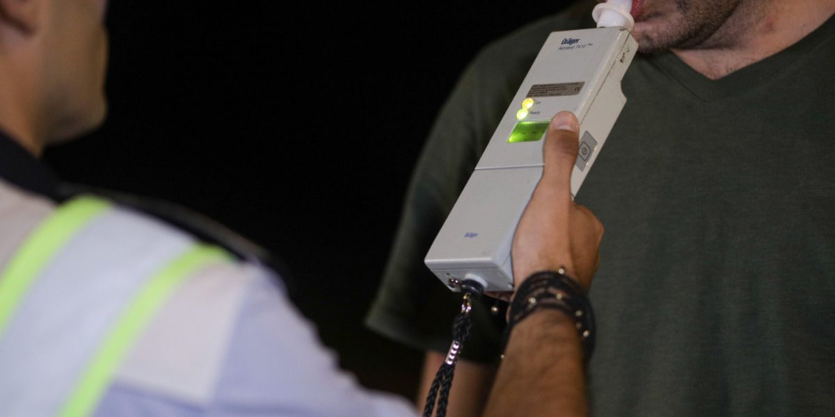 Băut și cu trei copii în mașină: Tânăr șofer, prins beat la volan