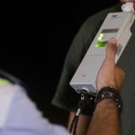 Băut și cu trei copii în mașină: Tânăr șofer, prins beat la volan