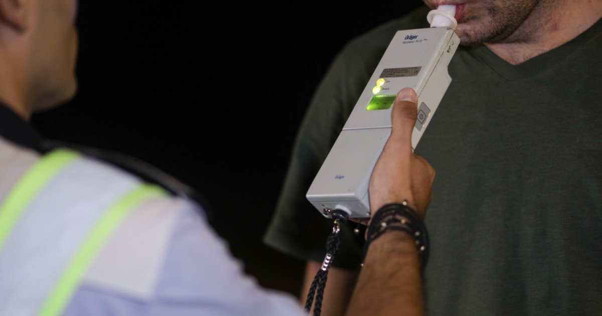 Băut și cu trei copii în mașină: Tânăr șofer, prins beat la volan