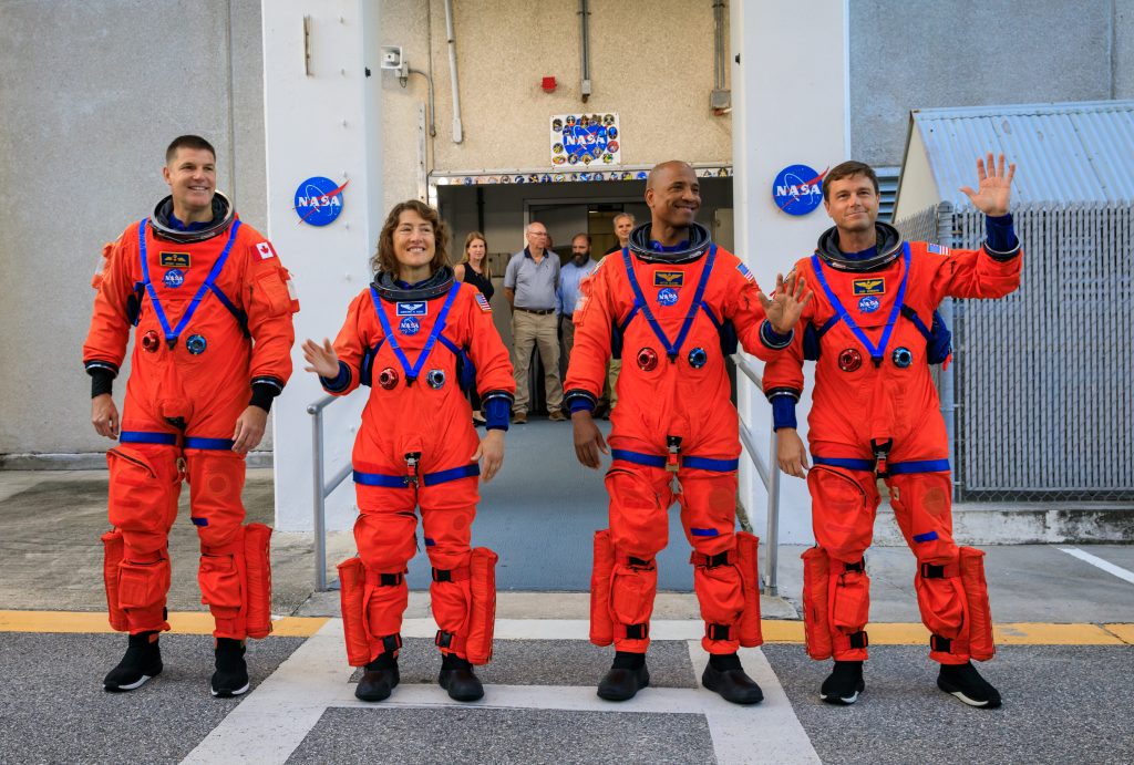 NASA se pregătește pentru un moment istoric: lansarea primei misiuni cu echipaj uman în cadrul programului Artemis, numită Artemis II, este programată să aibă loc în perioada următoare, cu o fereastră de lansare deschisă începând din seara zilei de 1 aprilie