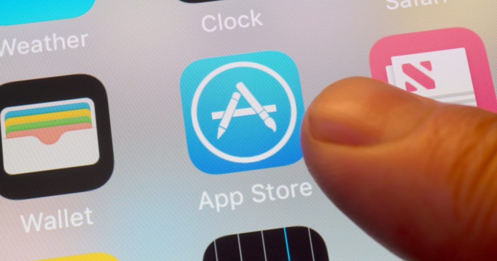 Aplicații AI „scandal” în magazine: Pot vedea dincolo de haine