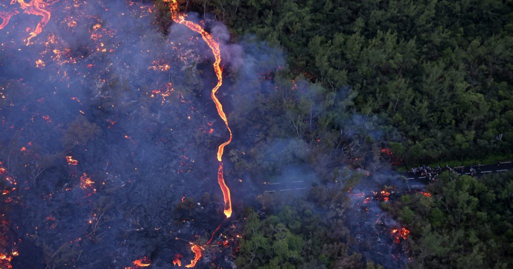 Lava VULCANULUI din REUNION, imagini SPECTACULOASE din satelit: curge spre ocean