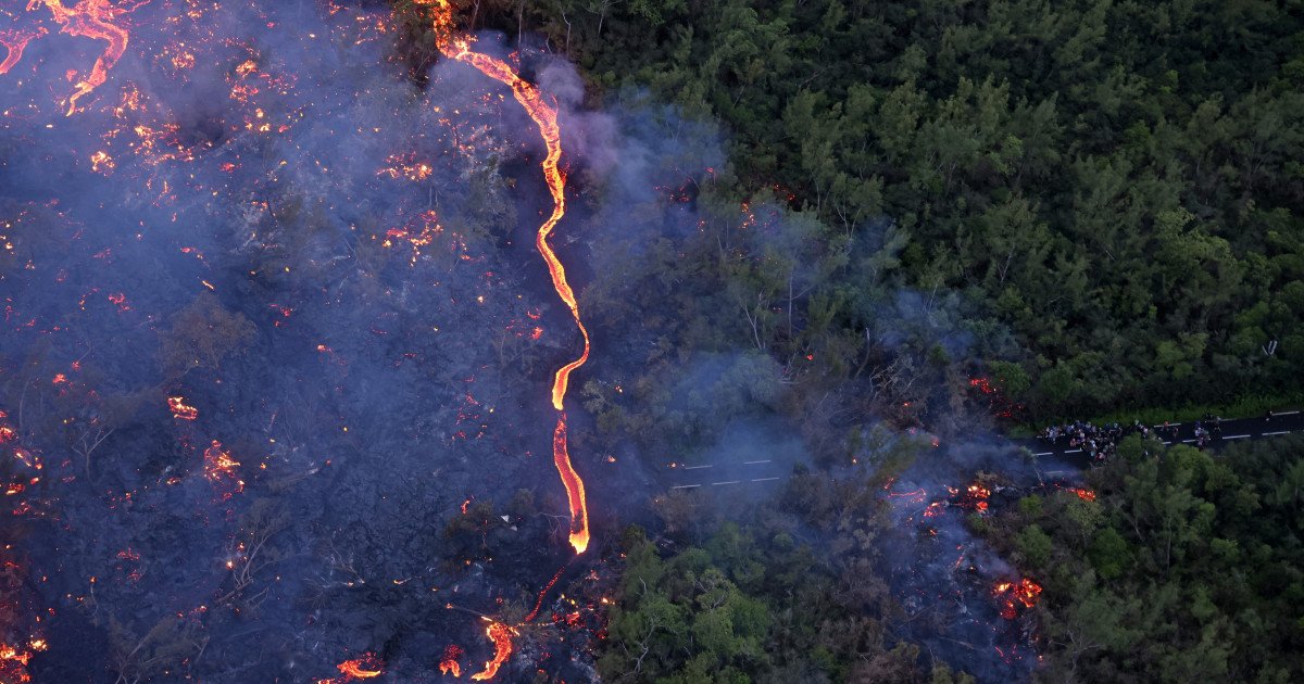 Lava VULCANULUI din REUNION, imagini SPECTACULOASE din satelit: curge spre ocean