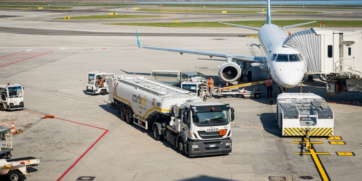 Avionul, pericol de-a anula vacanțele: Europa se teme de criza de combustibil