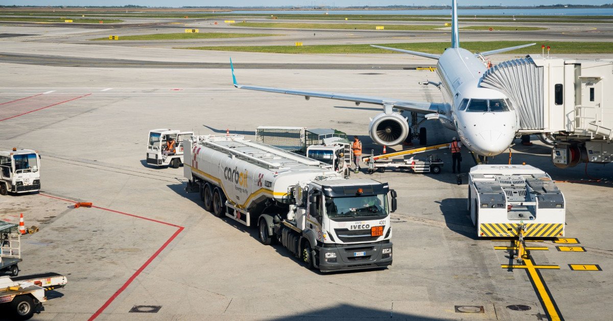 Avionul, pericol de-a anula vacanțele: Europa se teme de criza de combustibil