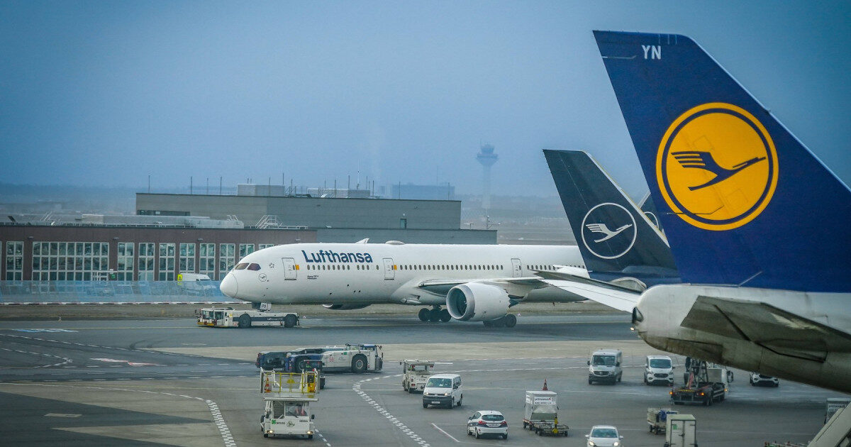 Lufthansa, lovită de scumpiri: 20.000 de zboruri anulate. Unde se taie?