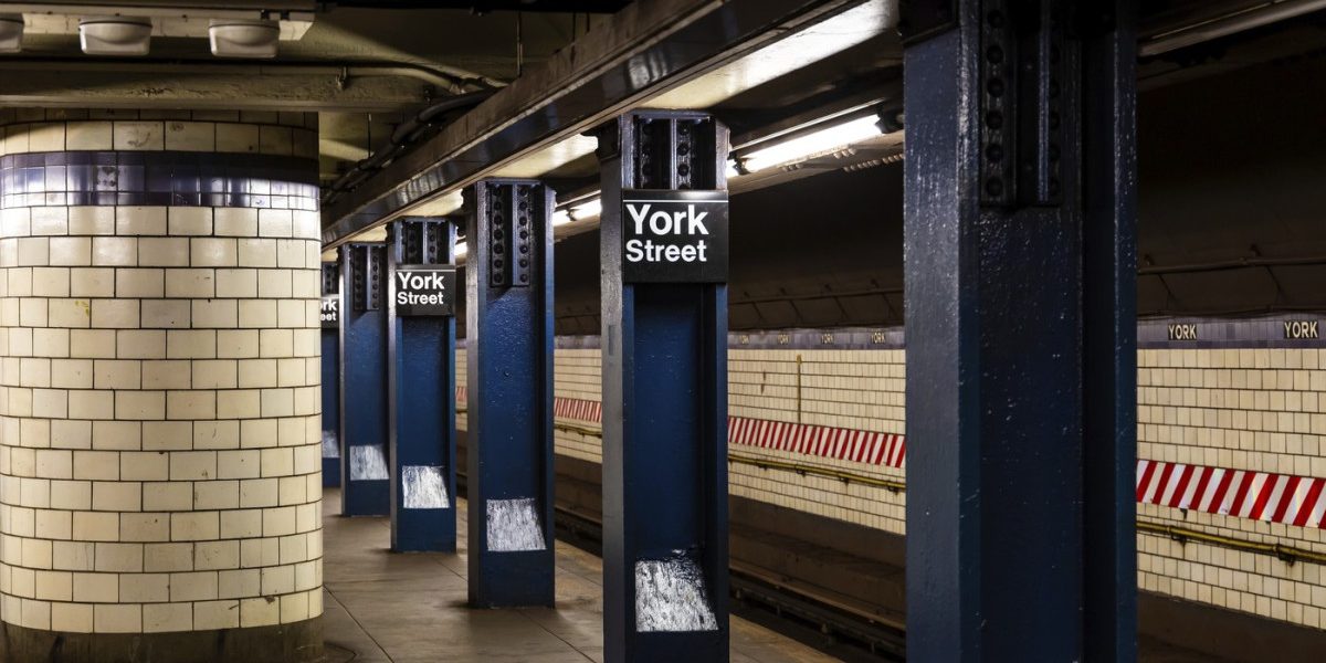 Bărbat împușcat mortal de poliție după atac cu cuțit la metroul din New York