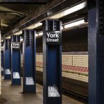 Bărbat împușcat mortal de poliție după atac cu cuțit la metroul din New York