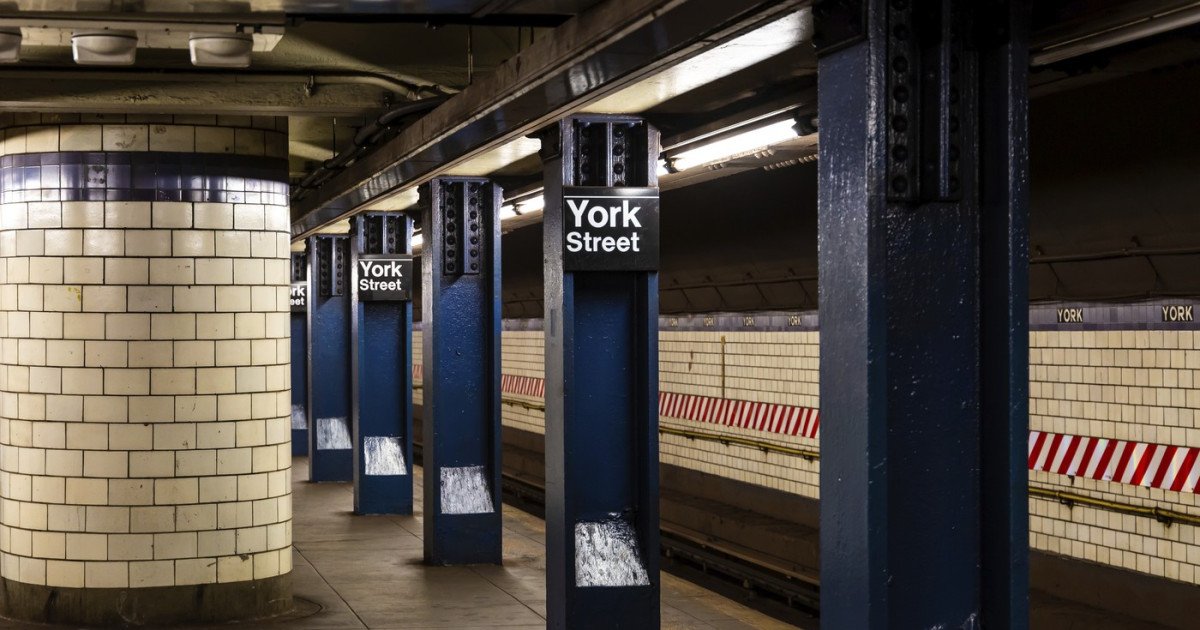 Bărbat împușcat mortal de poliție după atac cu cuțit la metroul din New York