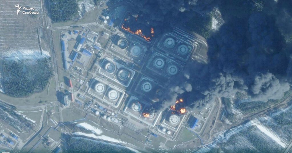 Atacurile cu drone ucrainene au lovit dur Rusia: Un miliard de dolari pierduți într-o săptămână din exporturile de petrol Atacurile recente ale Ucrainei cu drone asupra terminalelor petroliere rusești amplasate la Marea Baltică au generat pierderi de aproape un miliard de dolari în doar o săptămână