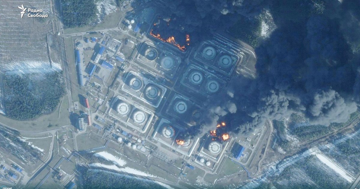 Atacurile cu drone ucrainene au lovit dur Rusia: Un miliard de dolari pierduți într-o săptămână din exporturile de petrol Atacurile recente ale Ucrainei cu drone asupra terminalelor petroliere rusești amplasate la Marea Baltică au generat pierderi de aproape un miliard de dolari în doar o săptămână