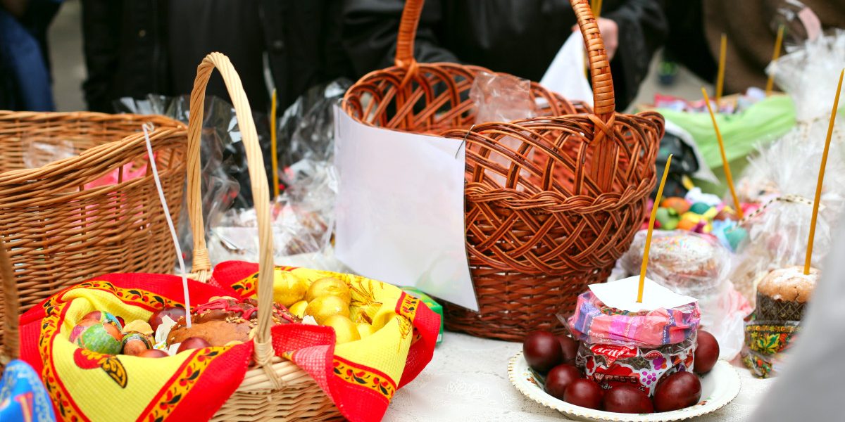 Învierea: Ce alimente nu lipsesc din pachetele de Paște