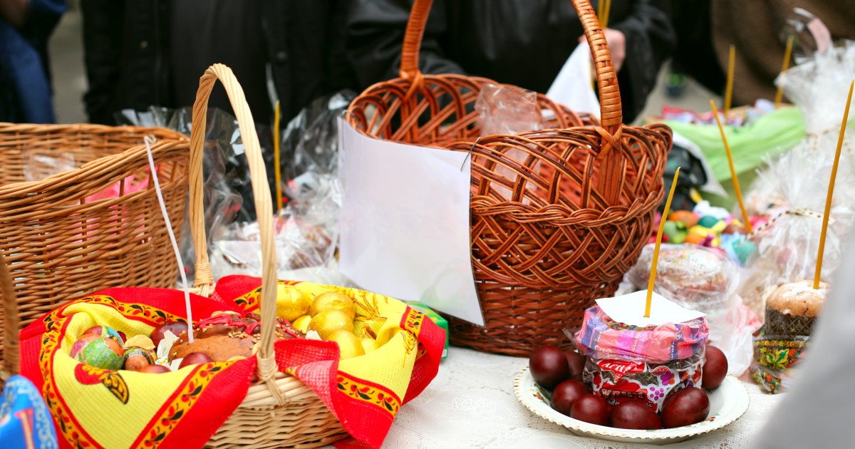 Învierea: Ce alimente nu lipsesc din pachetele de Paște