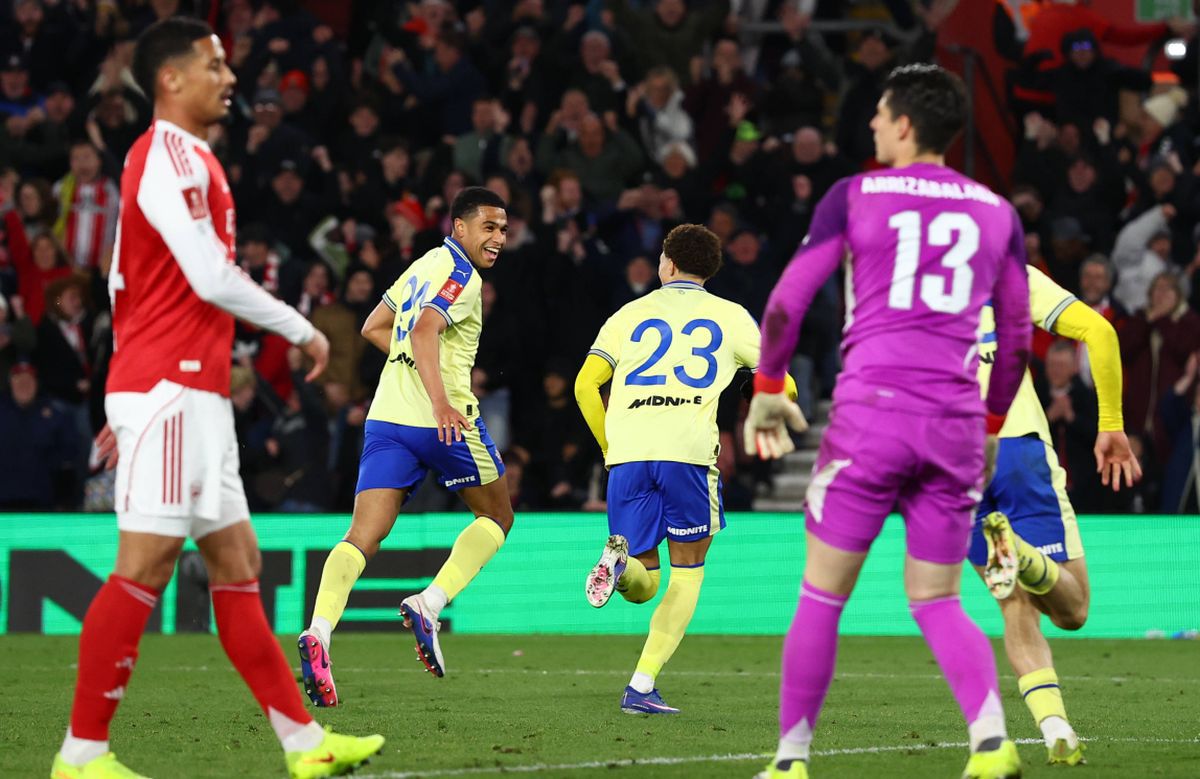 Arsenal, lider în Premier League, a fost eliminată surprinzător din Cupa Angliei în faza sferturilor, după înfrângerea cu 2-1 în fața formației Southampton, din liga a doua