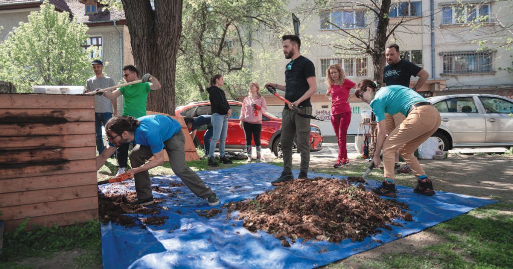 Bucureșteni fac îngrășământ din deșeuri: Grădinile verzi cu rumeguș și legume