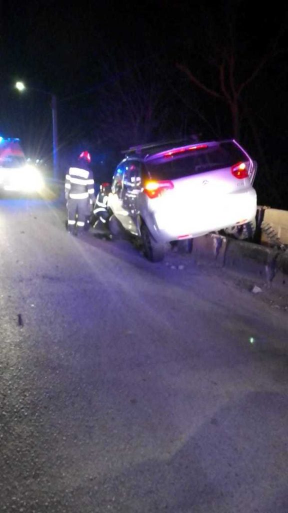 Accident grav în Bistrița-Năsăud: Trei bărbați, la spital după ce au intrat cu mașina într-un podeț